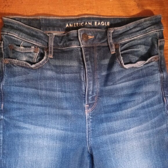 AMERICAN EAGLE stretch super hi-rise flare jeans in Dark Rinse (8 short) - Picture 7 of 13